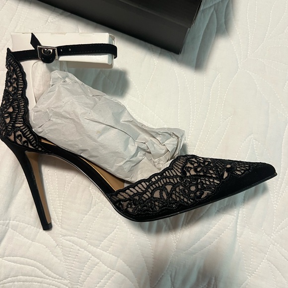 Elegant Black Lace Women's Shoes. The detail is so beautiful. 3-1/2” heel. - Picture 5 of 6